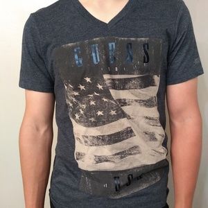 Guess Men's sz Small V-Neck Graphic Tee LIKE NEW